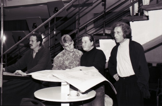 Mischpult der Tonregie am Saalende und Winbeck mit zwei seiner damaligen Studenten Stefan Johannes Walter und Joachim F.W. Schneider <br> © Stadtarchiv und Stadthistorische Bibliothek Bonn, Fotograf: Friedhelm Schulz